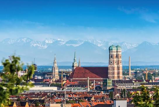München Skyline mit Frauenkirche und Alpenpanorama